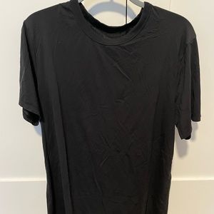 LULU LEMON MENS BLACK TSHIRT. size large. Great condition.
